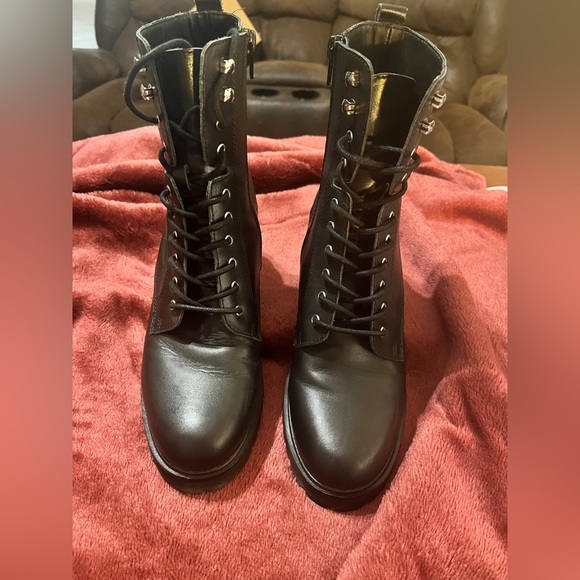 Black boots lace up. Still New condition wore 2x - Picture 1 of 6